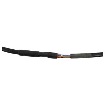 Een elektrische kabel met beschadigde isolatie, die de blootliggende gekleurde draden aan de binnenkant laat zien.