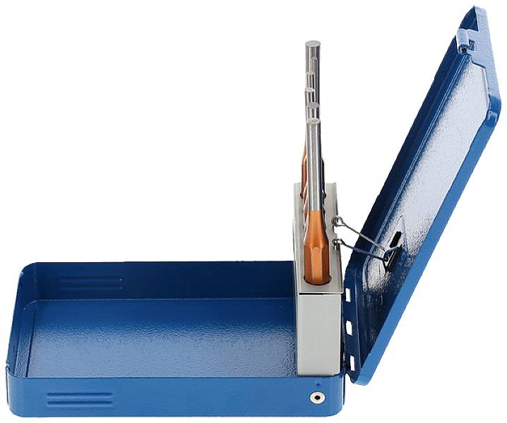 Blauwe metalen doos met geopend deksel. Binnenin bevinden zich oranje steekverbindingen die in een houder zijn vastgezet.