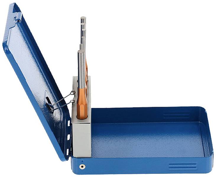 Een blauwe metalen kast met een open deksel toont meetinstrumenten die verticaal geplaatst zijn.