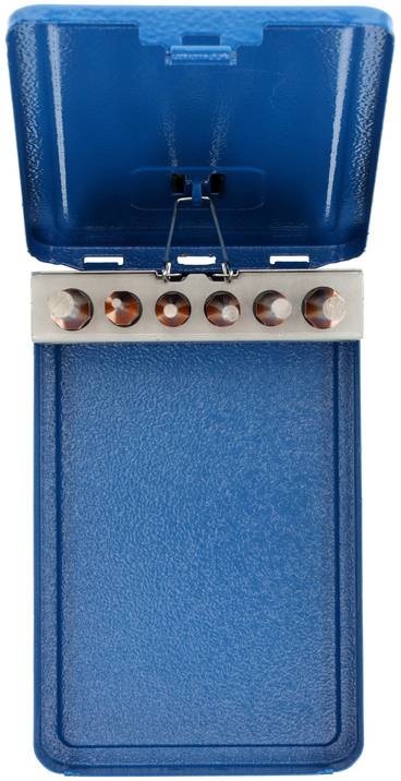 Metalen tol in een blauwe doos met open deksel, toont zes koperen punten. Doel onduidelijk, mogelijk speelgoed of gereedschap.