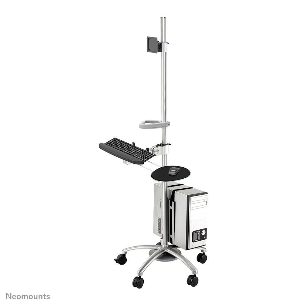 Een mobiele computerworkstation op wielen met monitorsteun, toetsenbordlade en computerbehuizing, geschikt voor flexibel gebruik.