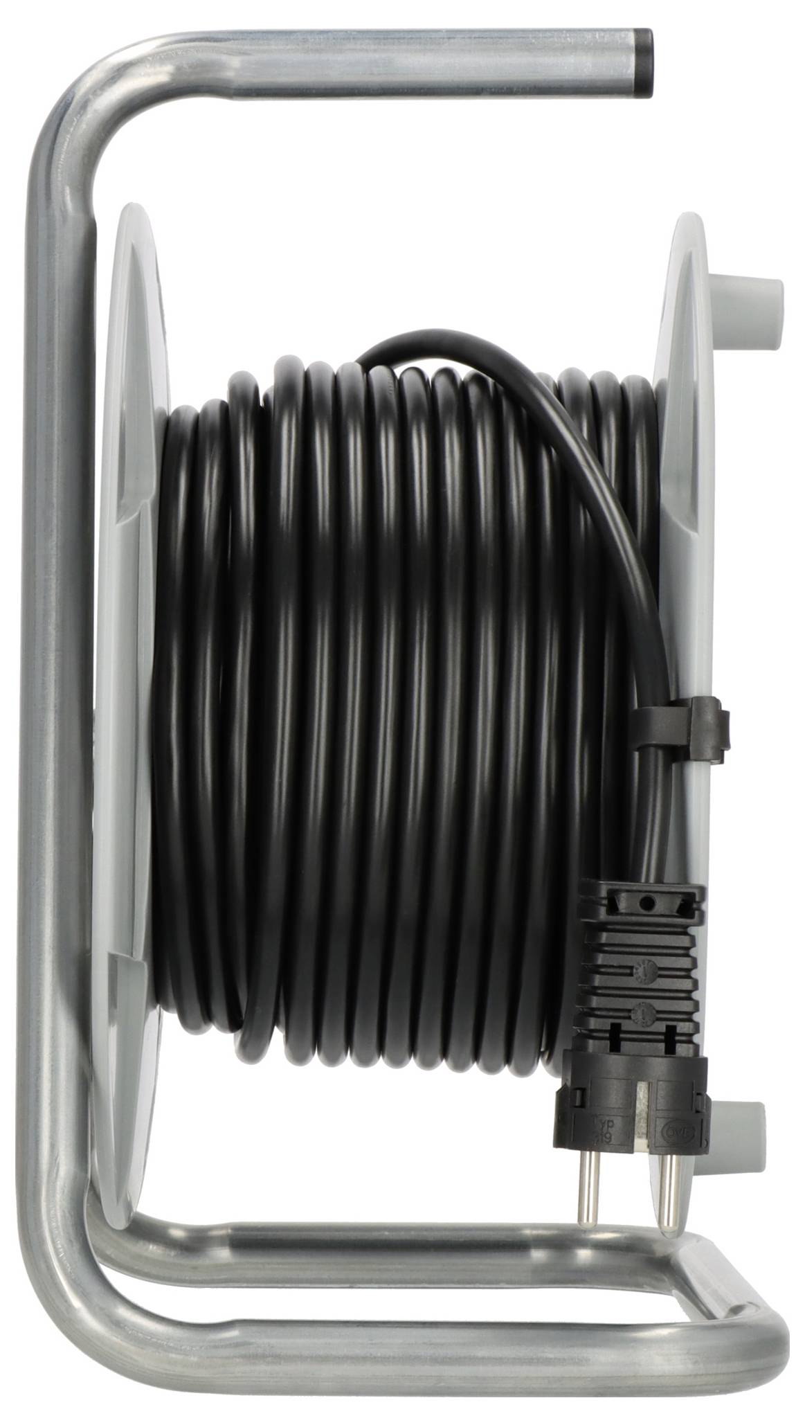 Opgerold zwart snoer op een metalen slanghaspel met een haakse handgreep en stekkerconnector, weergegeven tegen een witte achtergrond.