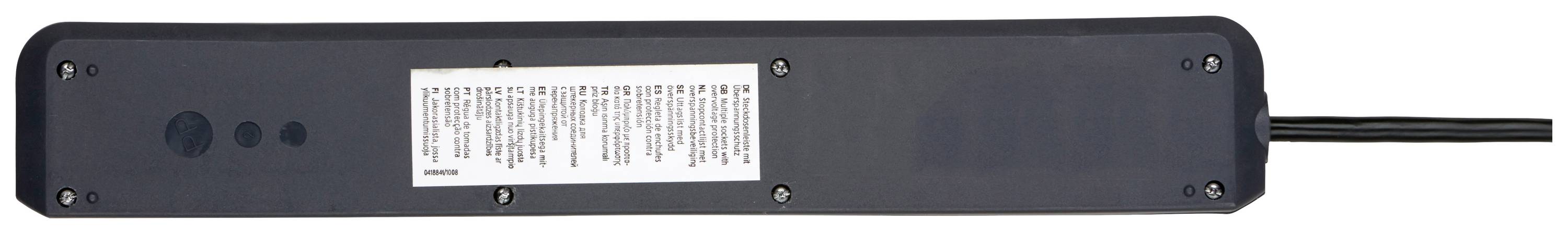 Een zwarte stekkerdoos met meerdere aansluitingen en een kabel, met op de achterkant een wit informatielabel.