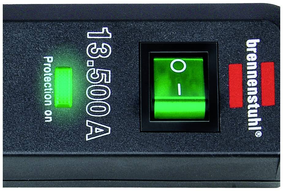 Zwart behuizing met groene aan-uit-schakelaar en groene LED-indicator 'Protection on'. Opschrift '13.500 A' en 'brennenstuhl'.
