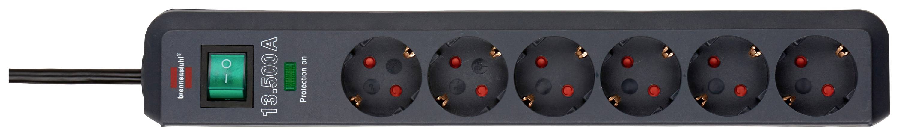 Zeszijdige stekkerdoos met overspanningsbeveiliging, groene schakelaar en zwart snoer. Geschikt voor het voorkomen van overspanningsschade.