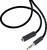 Een zwart audiokabel met een 3,5-mm-stekker en een aansluiting, geschikt voor het aansluiten van hoofdtelefoons of audioapparatuur.