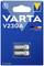 Een verpakking met twee Varta V23GA alkaline batterijen. Links bovenaan een symbool dat wijst op een kindveilige verpakking.
