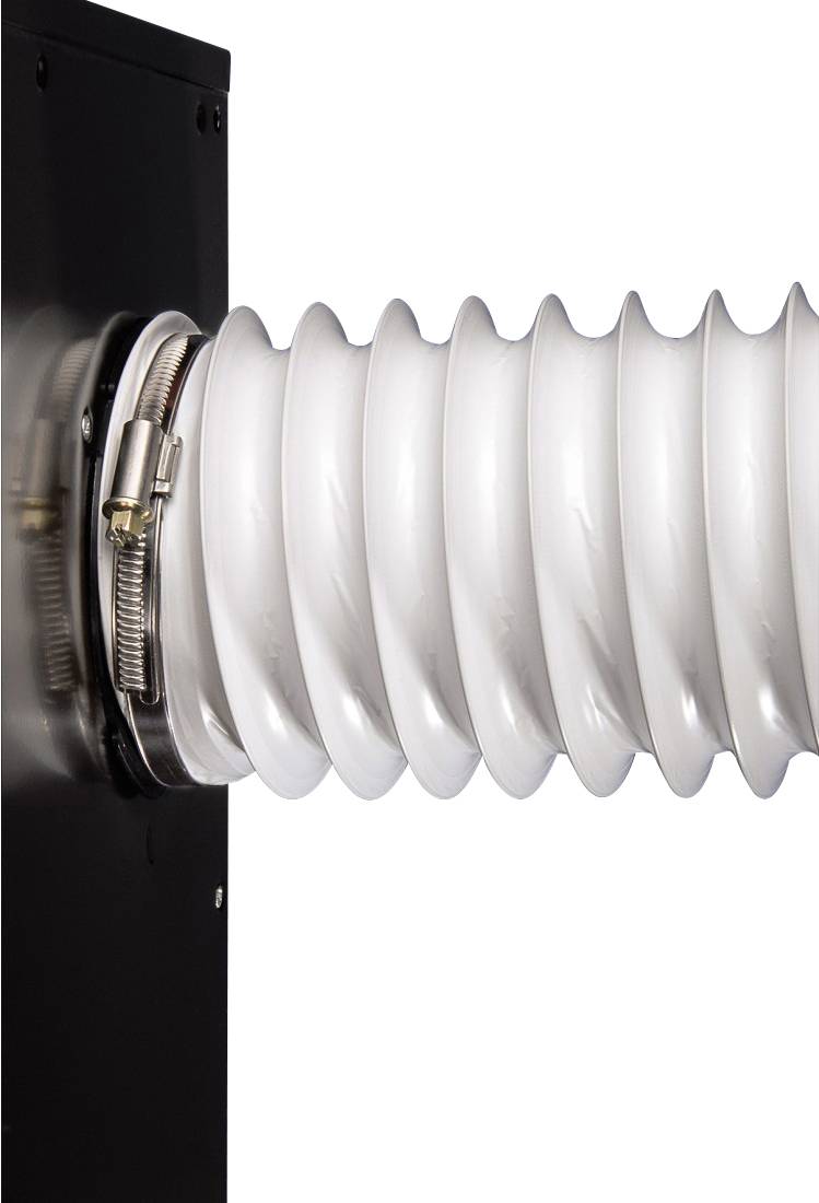Witte, flexibele leiding aan een zwarte aansluiting, die mogelijk wordt gebruikt voor ventilatie of afzuiging.