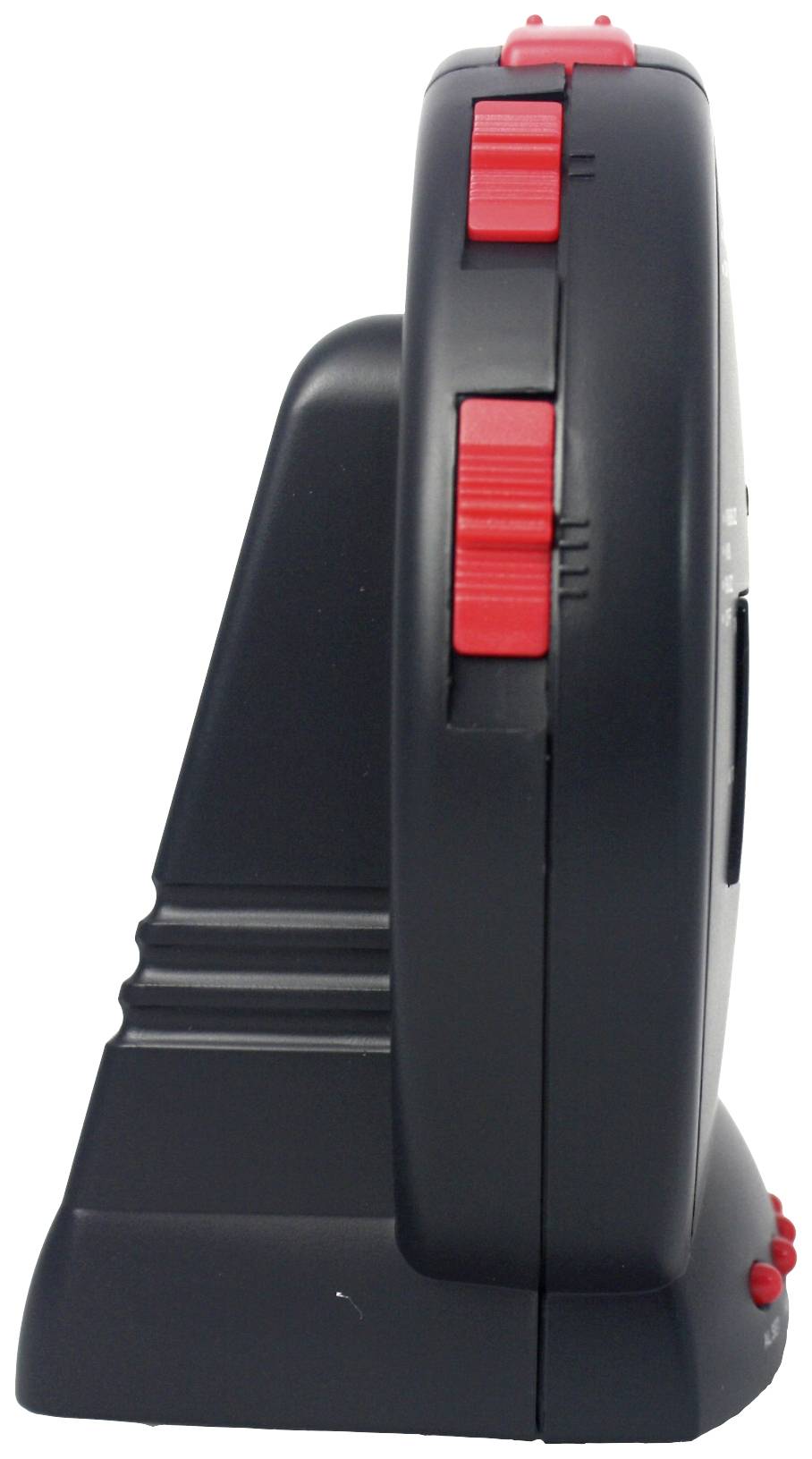 Zwarte digitale wekker met rode knop aan de zijkant, zijaanzicht. De wekker staat rechtop op een zwarte standaard.