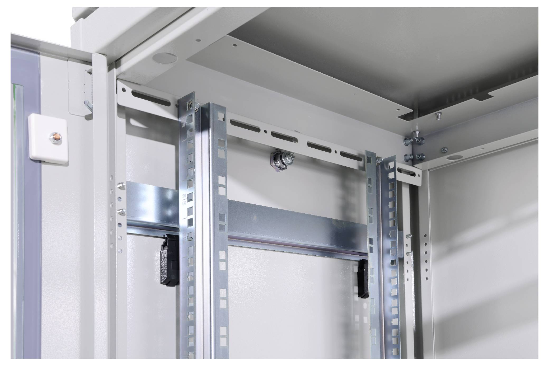 Metalen frame in een open schakelkast die is voorbereid voor de montage van elektronische apparaten of bekabeling.