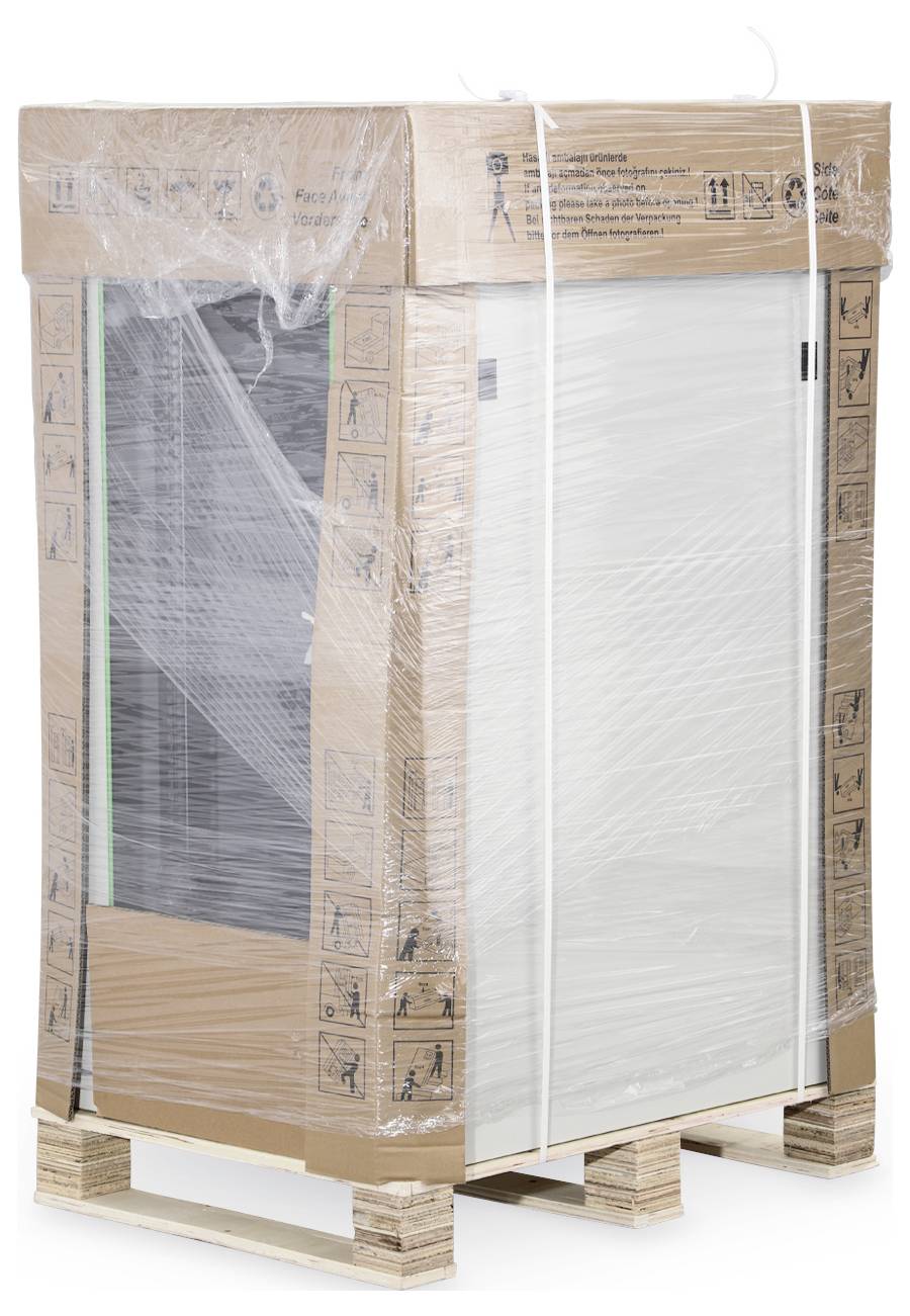 Een huishoudelijk apparaat op een houten pallet, omwikkeld met transparant plastic en karton. Pictogrammen tonen behandelingsinstructies.