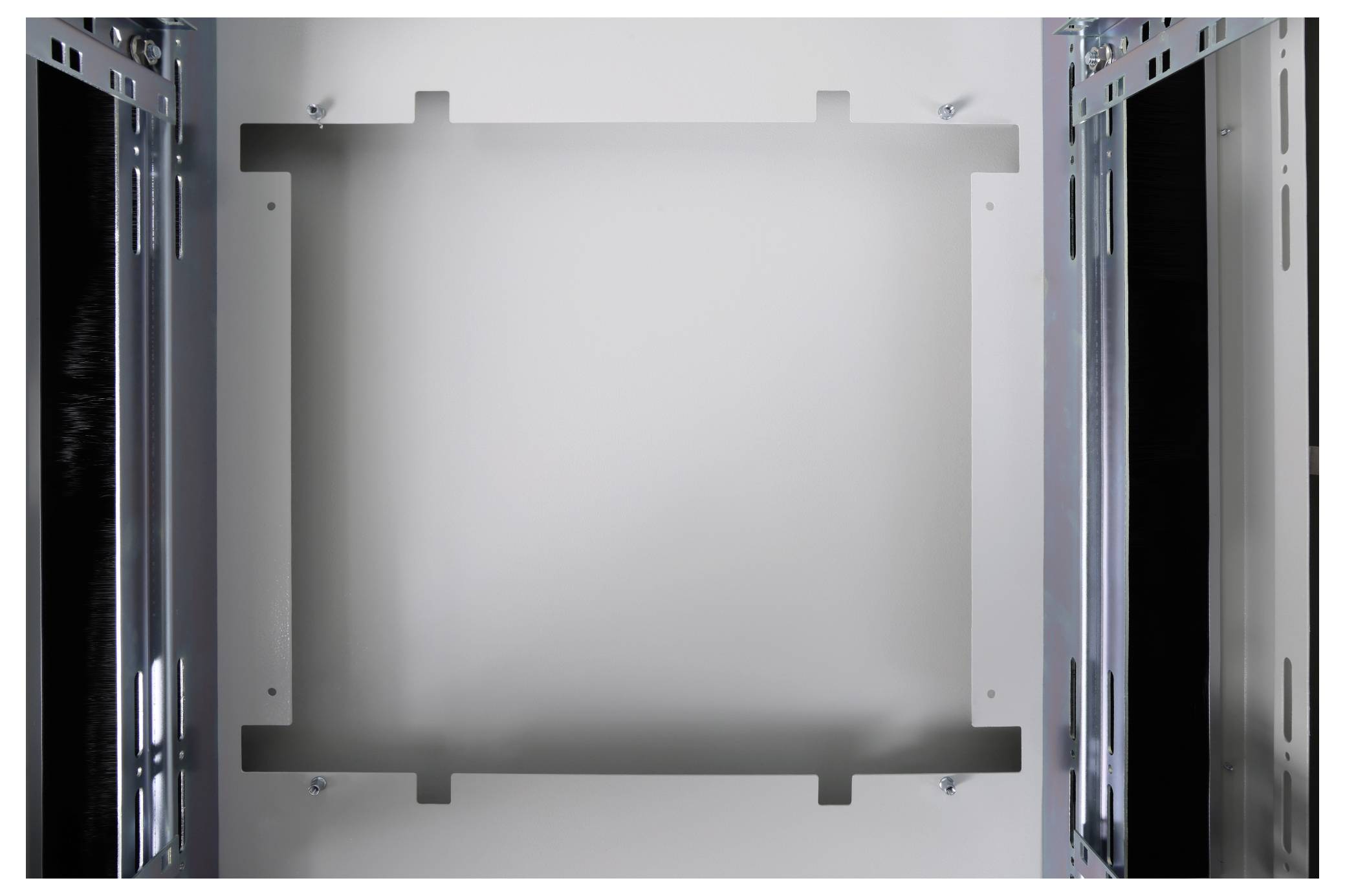 Een leeg metalen frame zonder zichtbare componenten of elektronica, met een grijze achtergrond, waarschijnlijk deel van een behuizing.