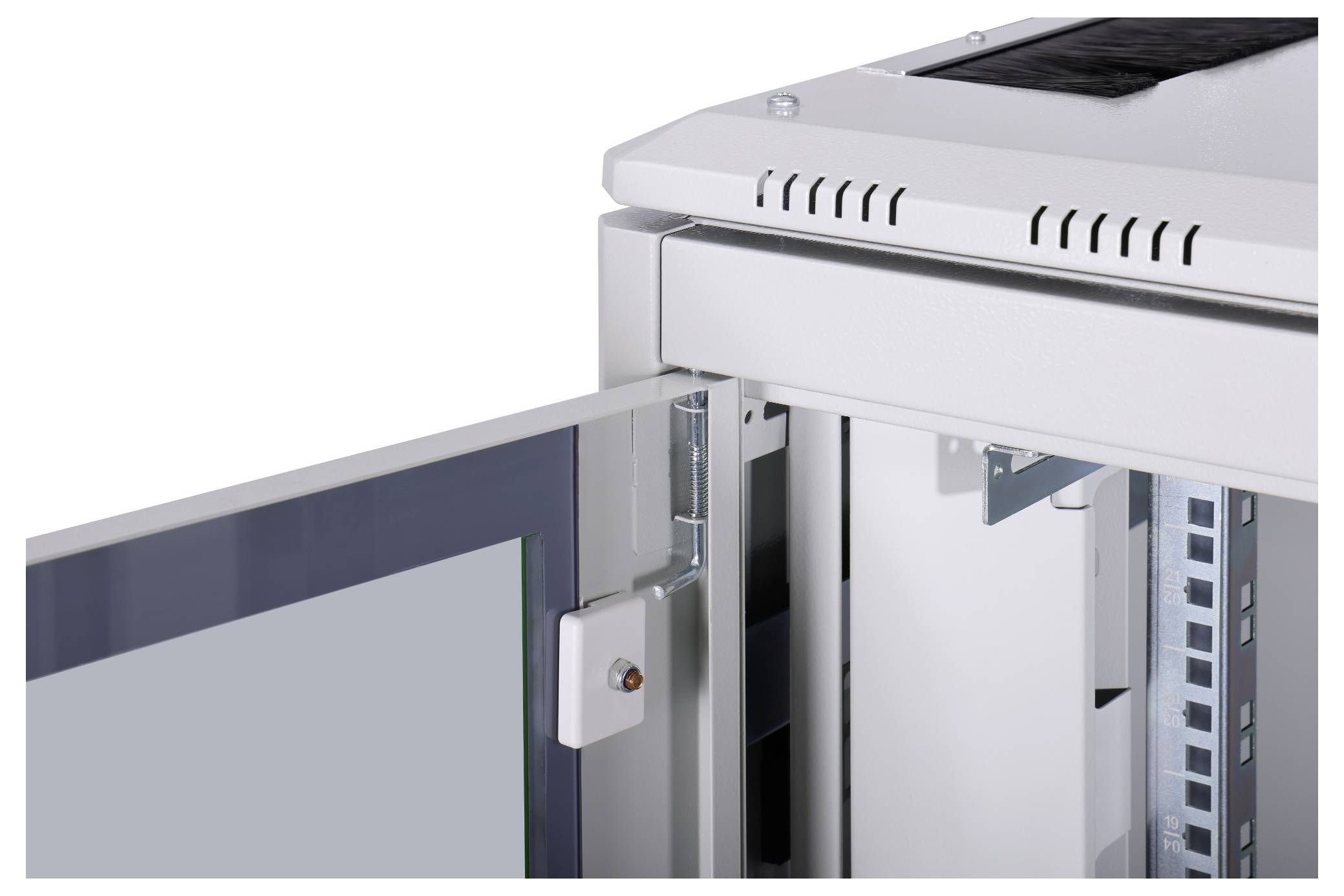 Metalen kast met geopende deur toont technische apparatuur aan de binnenkant.