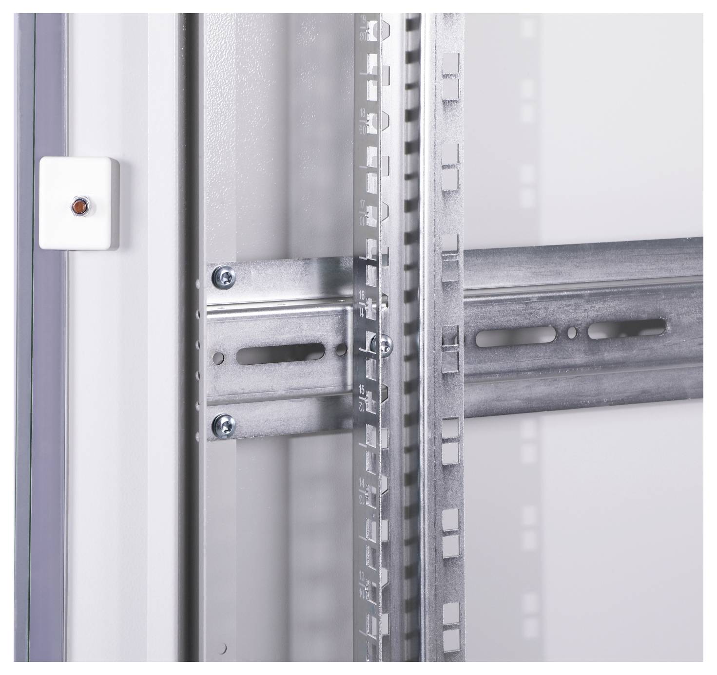 Een blik op de binnenkant van een elektrische kast met montagerails en bekabelingselementen onthult een gestructureerde indeling.