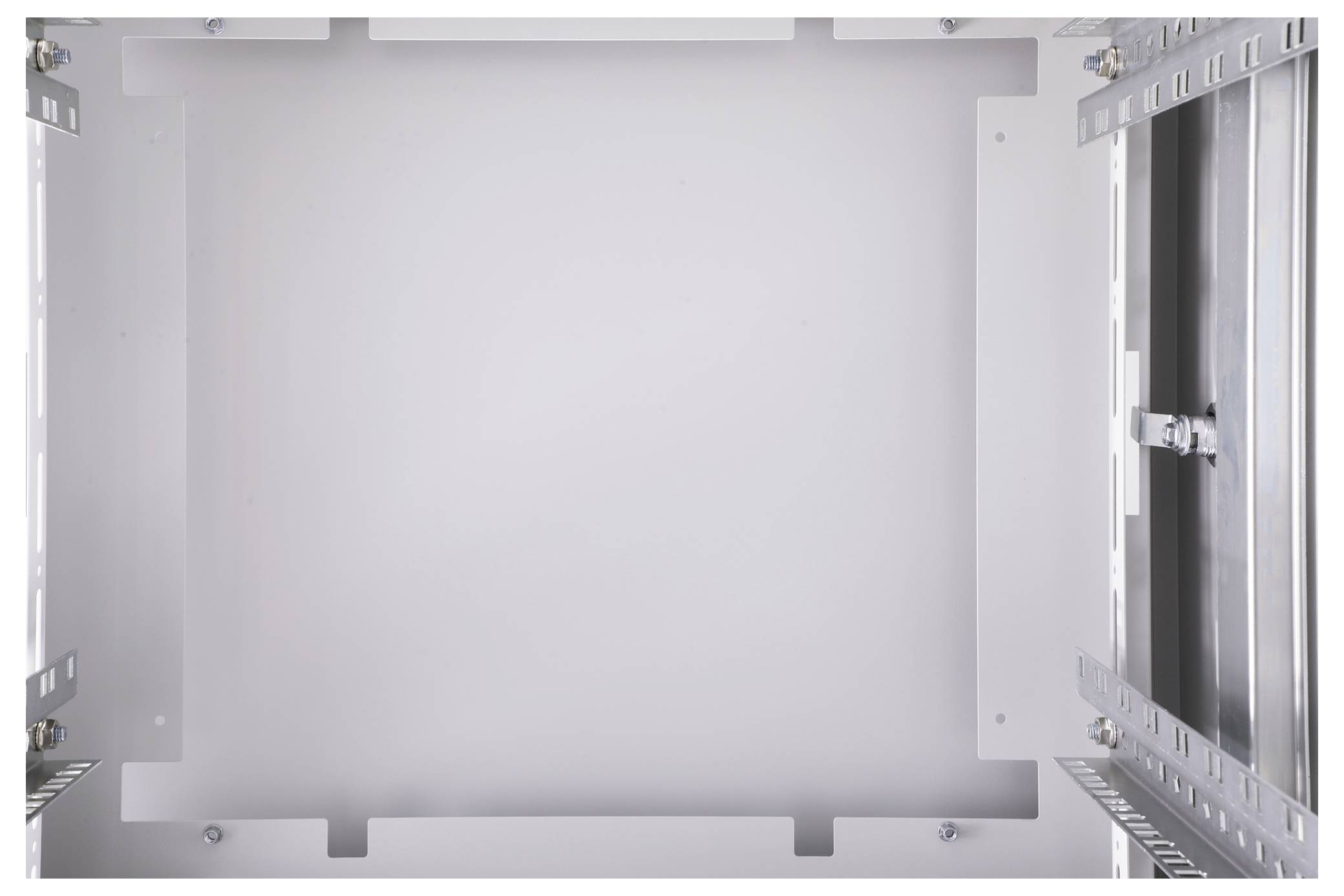 Open rechthoekig metalen frame met schroefgaten, bedoeld voor de montage van apparaten of panelen.