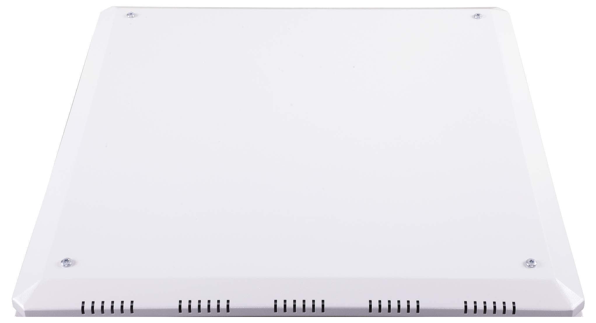 Een platte, vierkante witte luchtfilter met schroeven in de hoeken. Ventilatiesleuven zijn zichtbaar langs de randen.