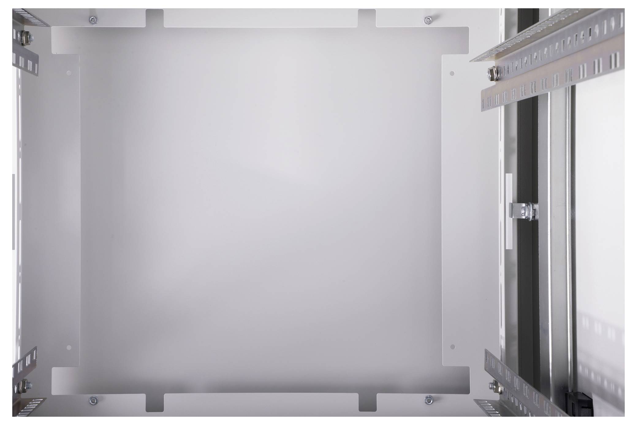 Lege grijze schakelkast met gemonteerde rails en bevestigingsbeugels aan de zijwanden, klaar voor de installatie van elektronische componenten.