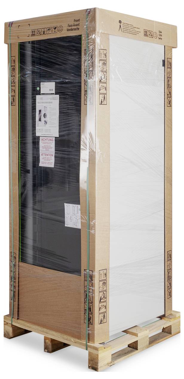 Een grote, verpakte kast staat op een houten pallet. De kast is in folie gewikkeld en heeft karton langs de randen.