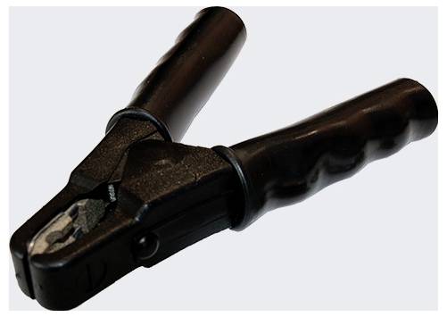 Een close-up van een zwarte accukabel-klem, met zicht op de greep en metalen tanden voor het vasthouden van een accuklem.