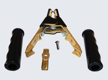 'Spannerset met twee zwarte grijpen, een centrale spanner, een bout en een moer, gerangschikt op een lichte achtergrond.'