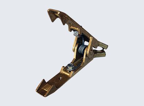 Een metalen klem met een getande grijping, voorzien van een scharnierende constructie en een bout voor bevestiging, gebruikt voor het stevig vastzetten van voorwerpen.