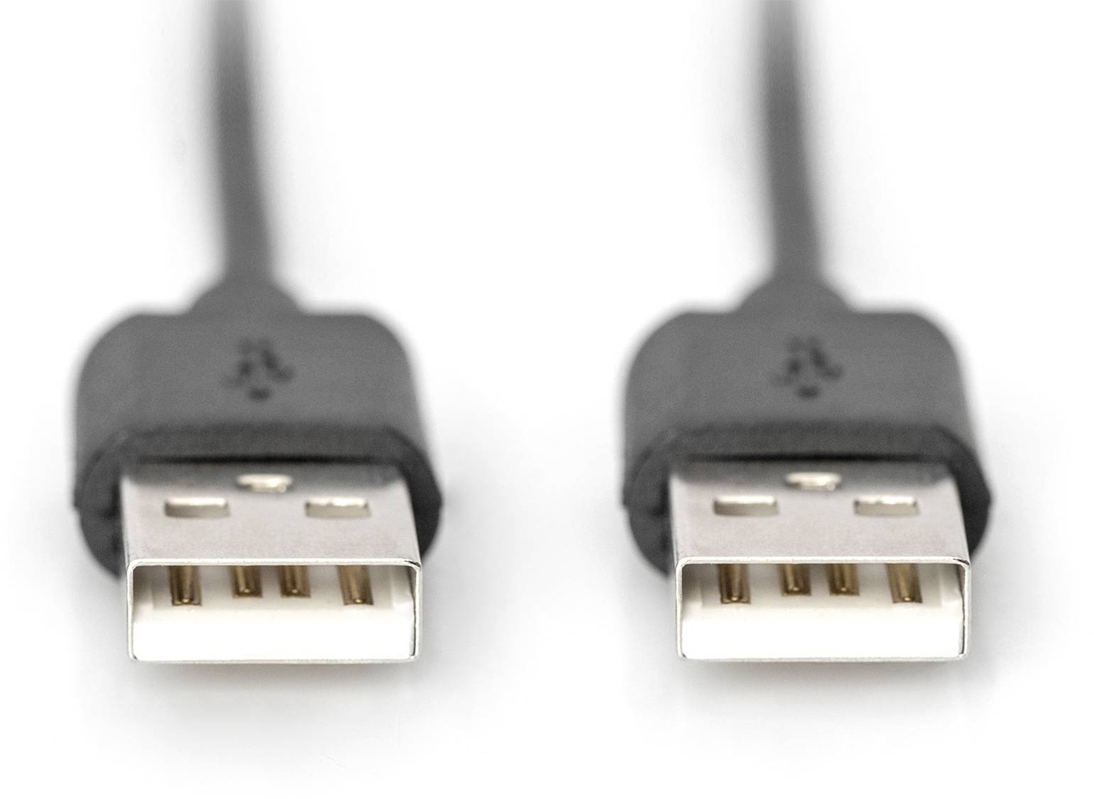 Twee USB-kabels, beide met een standaard A-stekker. Ze zijn naast elkaar geplaatst, met de focus op de zilveren aansluiting.