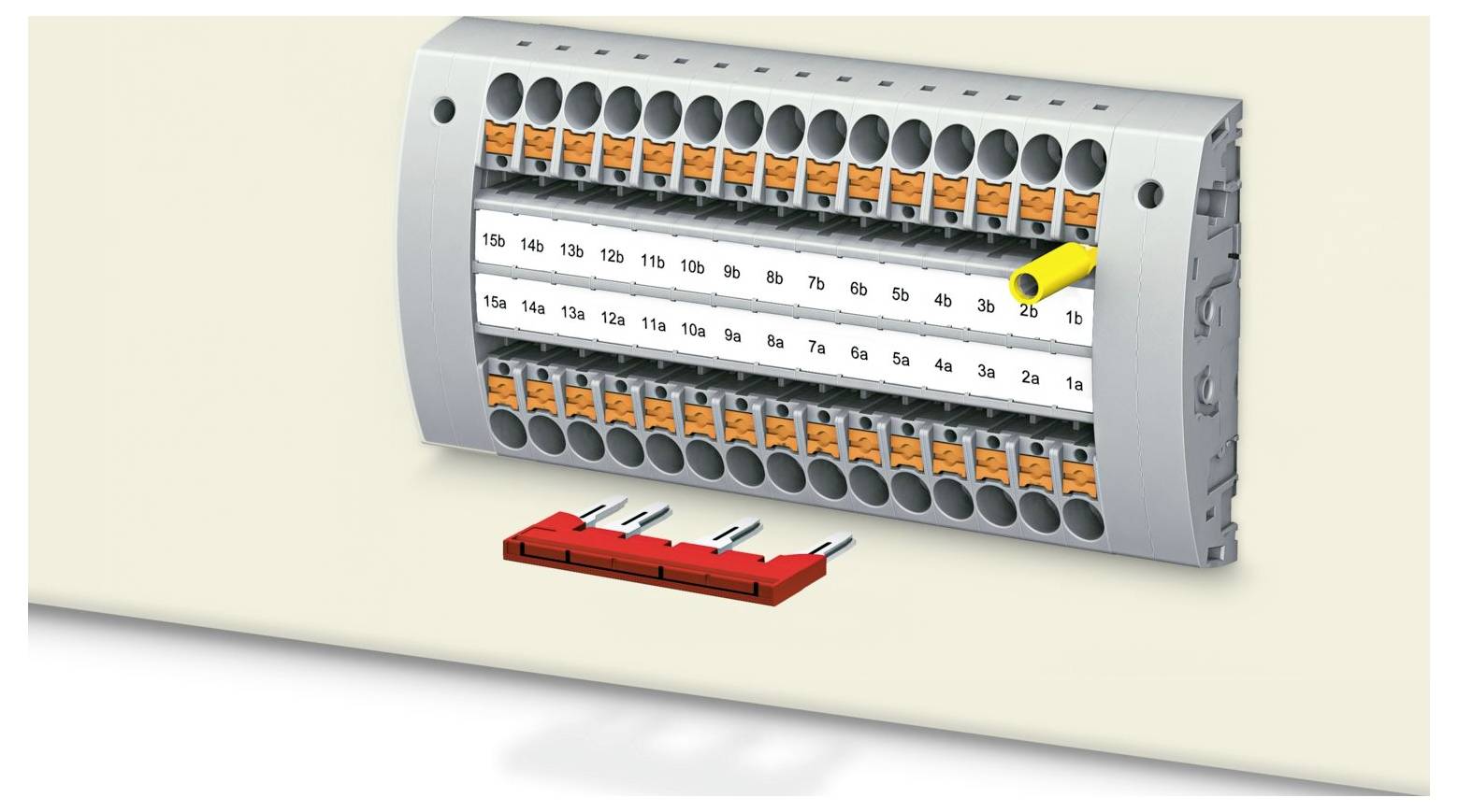 Een elektrische aansluitblok met meerdere draadsleuven, numeriek gelabeld. Een rood scheidinggereedschap en een gele draad worden ter illustratie weergegeven.