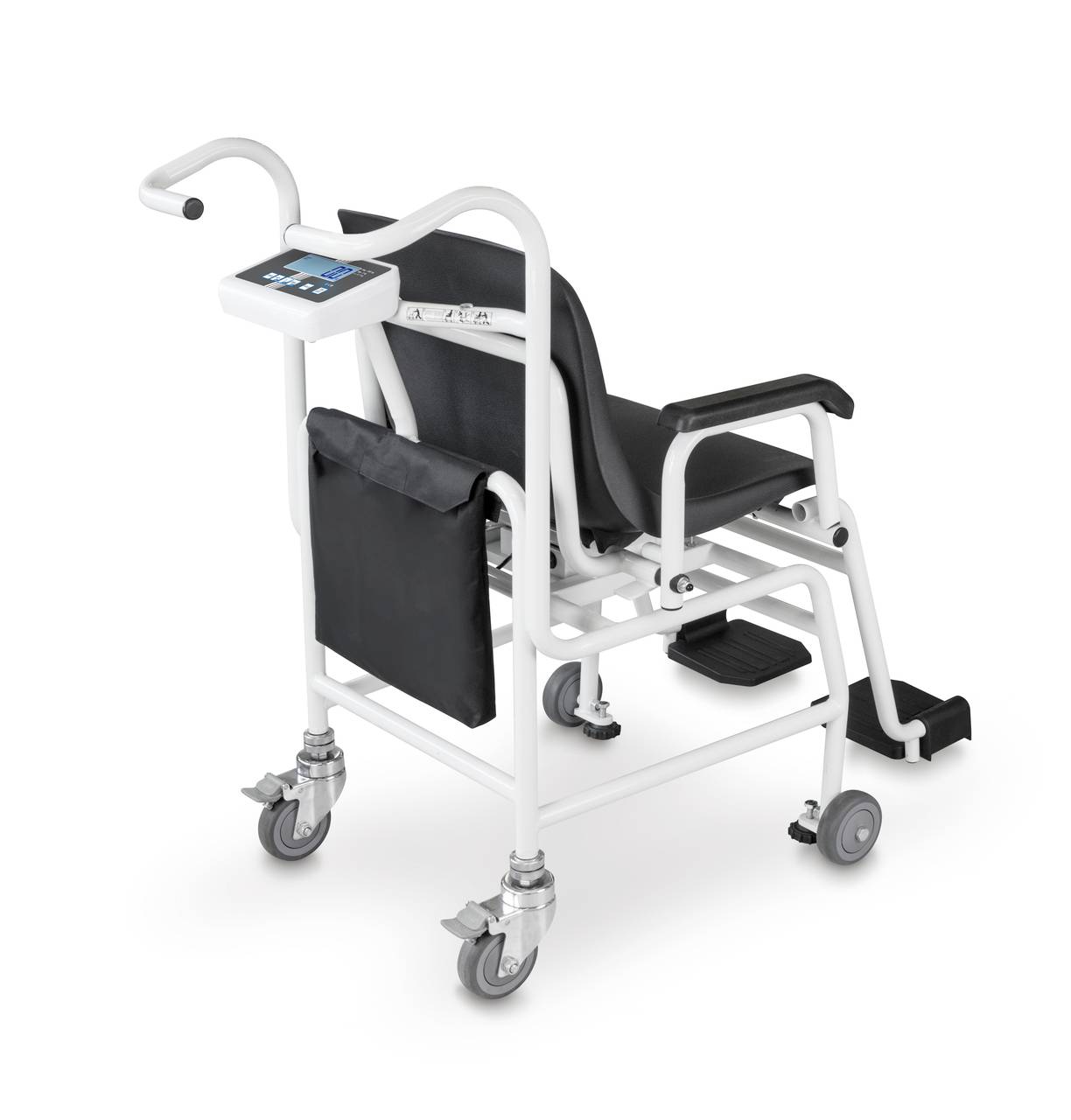 Een witte rolstoel met gewatteerde zitting en armleuningen. Vier draaibare wielen garanderen mobiliteit. Digitaal display naast de handgreep. Geschikt voor gebruik in gezondheidsinstellingen.