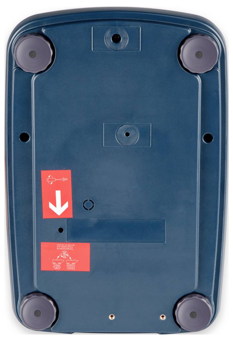 Onderkant van een blauw apparaat met vier zwarte rubberen voetjes en een rode sticker met een witte pijl.