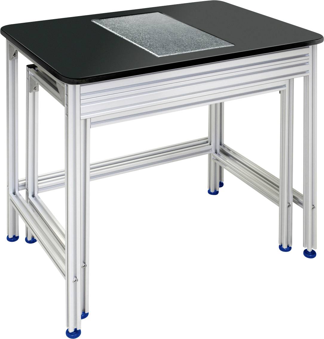 Een tafel met een zwart oppervlak en een rechthoekige, transparante inzet in het midden. De tafel heeft een zilveren metalen frame.