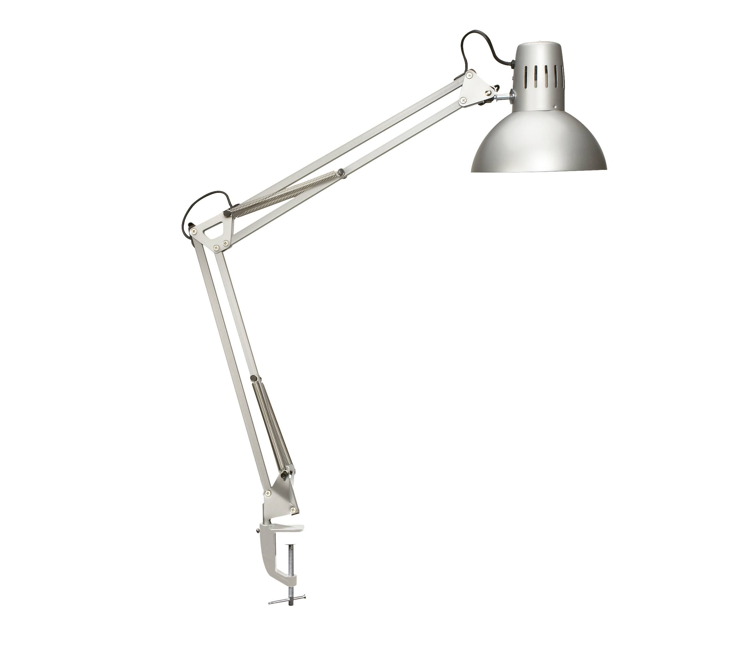Verstelbare zilverkleurige scharnierende bureaulamp met klemvoet op een effen witte achtergrond.