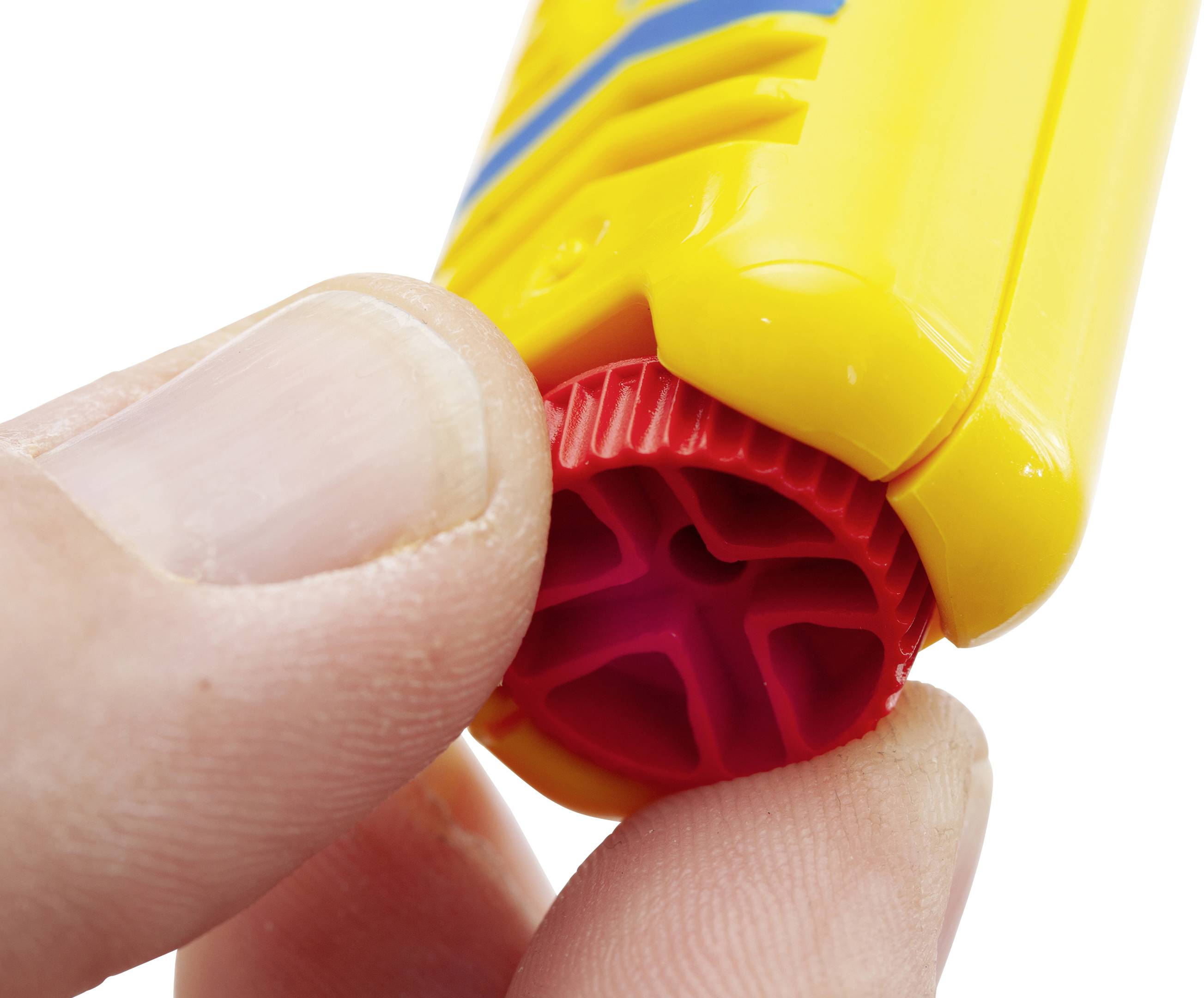 Een hand draait de rode dop van een gele speelgoedpistool, close-up.