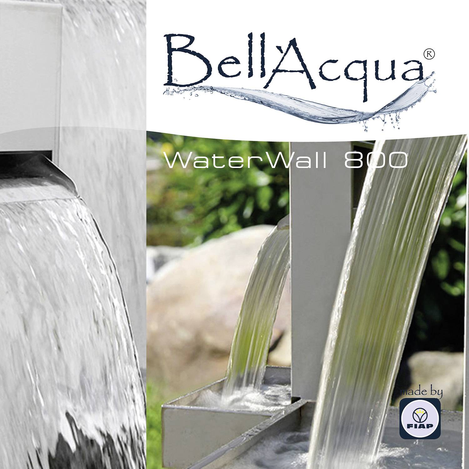 Een waterfontein met het opschrift 'BellAcqua WaterWall 800'. Water stroomt over een gladde metalen oppervlakte in een tuin.