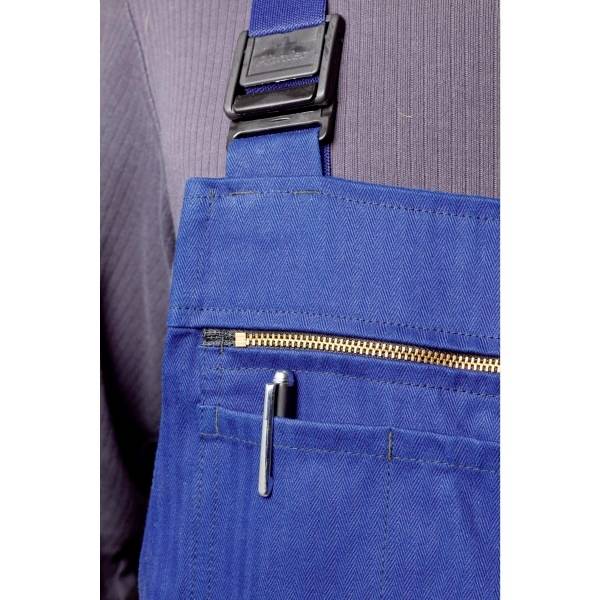Close-up van een blauwe overall met een rits-zak; een pen steekt in een kleine zak. De overall heeft een zwart clipssysteem.