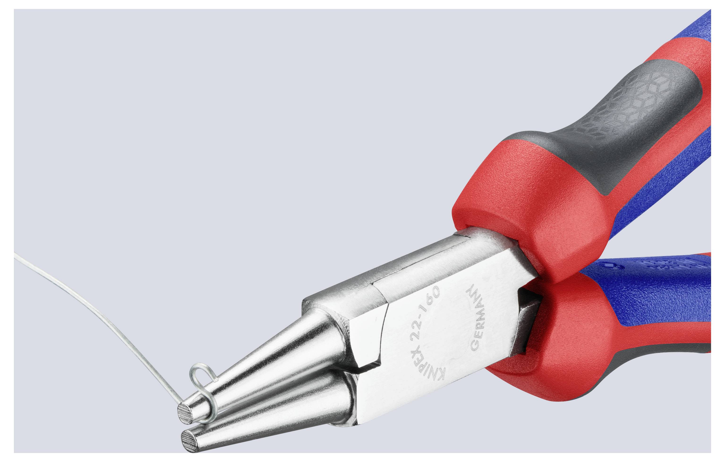 Rode en blauwe tangen die dunne draad buigen in kleine lusjes.