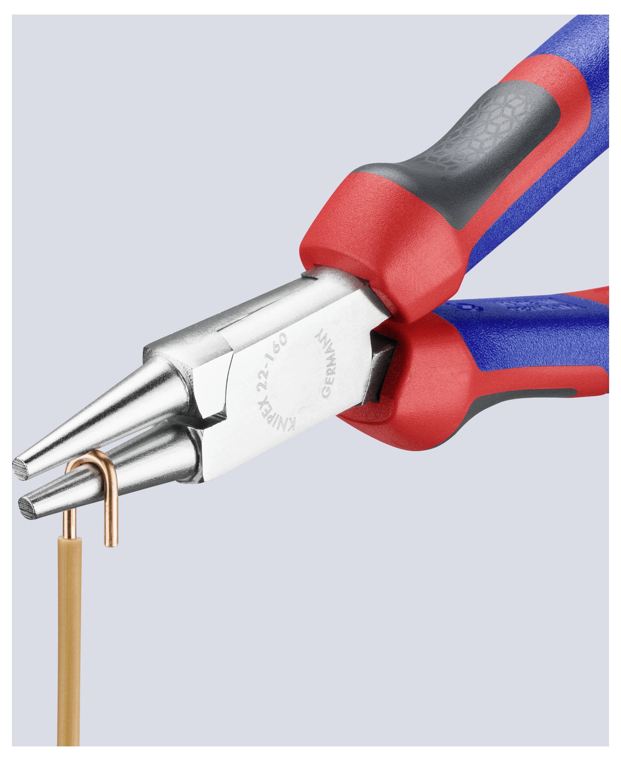 Tang die een koperdraad buigt, waarbij de grijp- en precisiewerking van het gereedschap wordt gedemonstreerd.