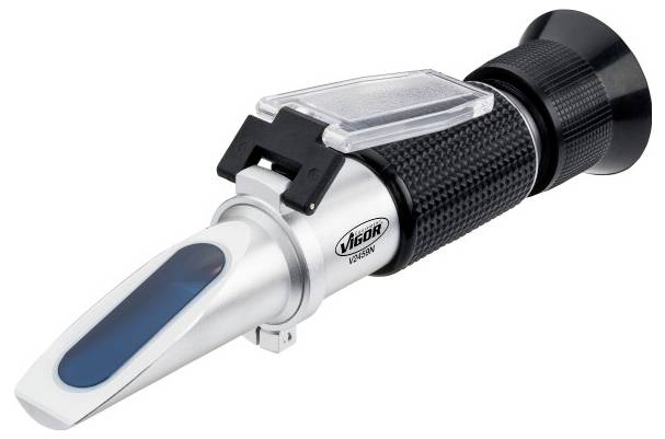Handrefractometer voor het meten van vloeistoffen, behuizing in zilver en zwart, met prisma en schaal voor het bepalen van de brekingsindex.