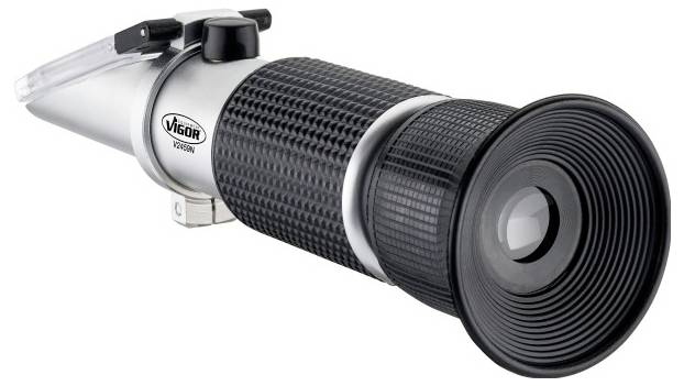 Een refractometer voor het meten van de lichtbrekingsindex in vloeistoffen, met een grijs behuizing en een zwarte rubberen handgreep.