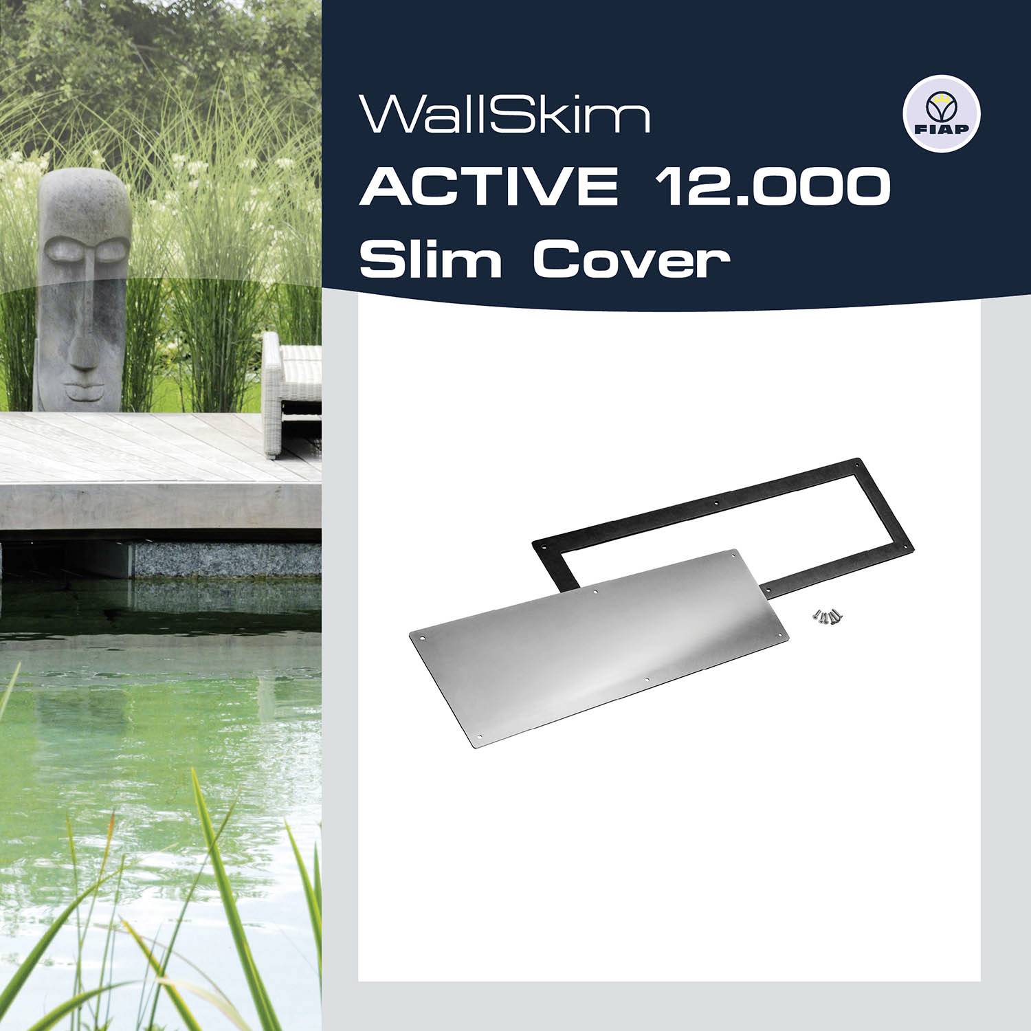 'WallSkim ACTIVE 12.000 Slim Cover' productafbeelding. Toont een modern design-element met bevestigingsonderdelen, geplaatst voor een waterlandschap.