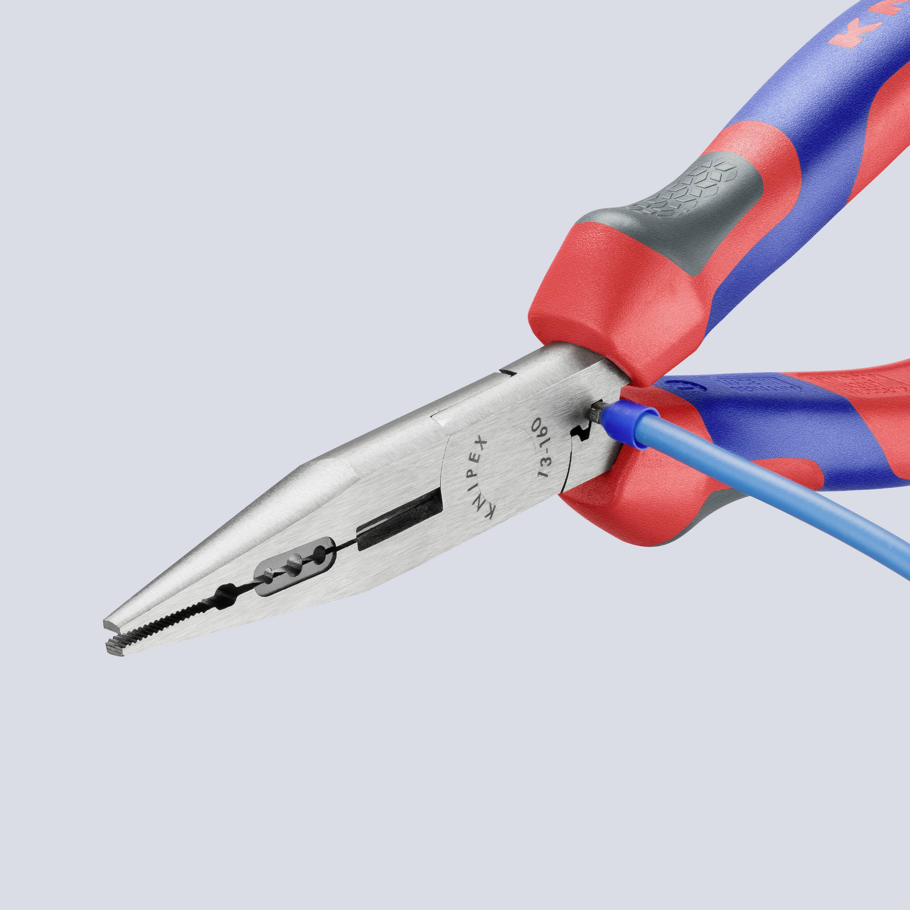 Een combinatietang met een rood en blauw handvat. Hij heeft een gleuf voor het knippen van draden.