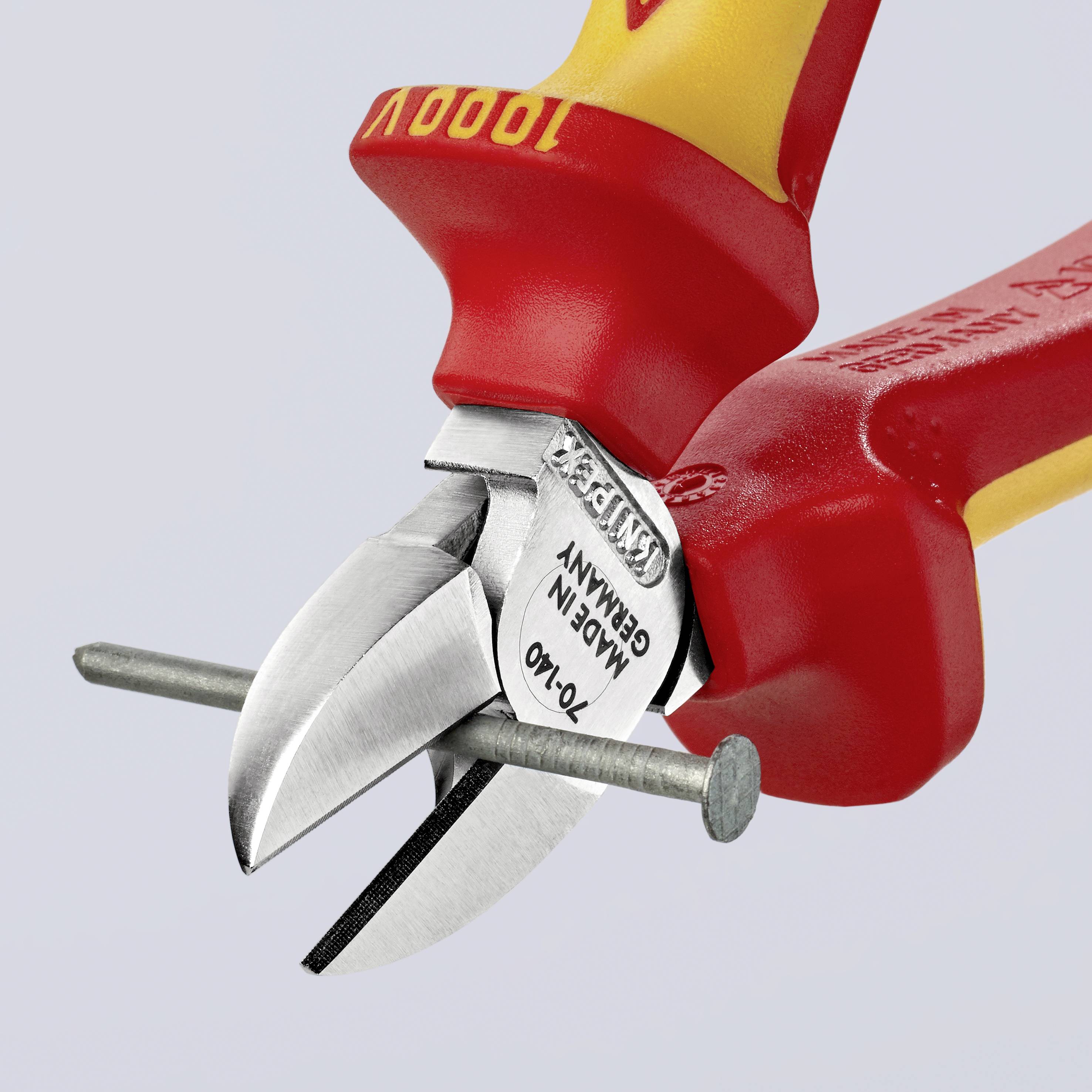 Zange snijdt een draad en een nagel. Handgrepen zijn rood-geel en gemarkeerd met '1000V', 'Germany', '70 06 160'.