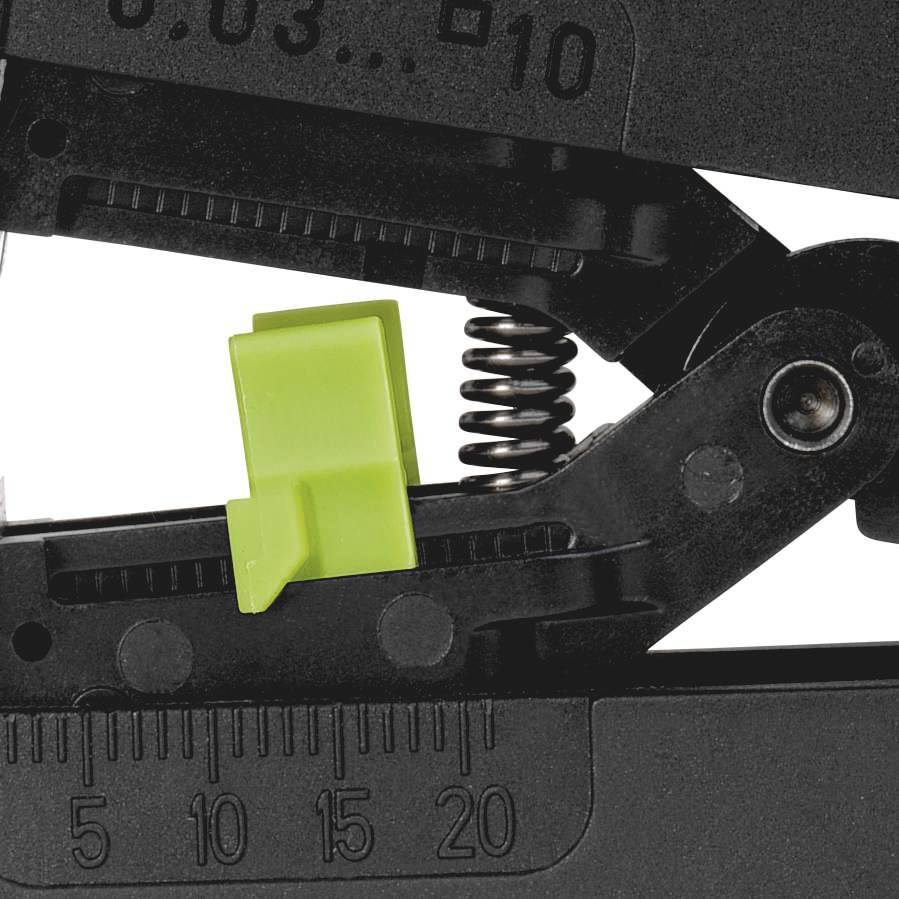 Close-up van een groene schakelaar op een zwart gereedschap met een schaal. Analoge aanduiding tot 20. Mechanisch drukmechanisme zichtbaar.