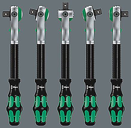 Vijf ratelsleutels met zwarte en groene handgrepen worden getoond, elk verticaal uitgelijnd, waarbij verschillende kophoeken worden gepresenteerd tegen een grijze achtergrond.