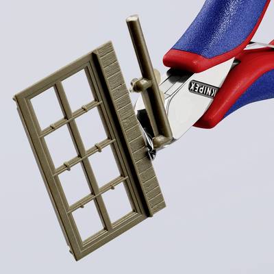 Twee handen houden een raamkozijn vast met behulp van een klem of tang met blauwe en rode handgreep, voorzien van het opschrift 'KNIPEX'.