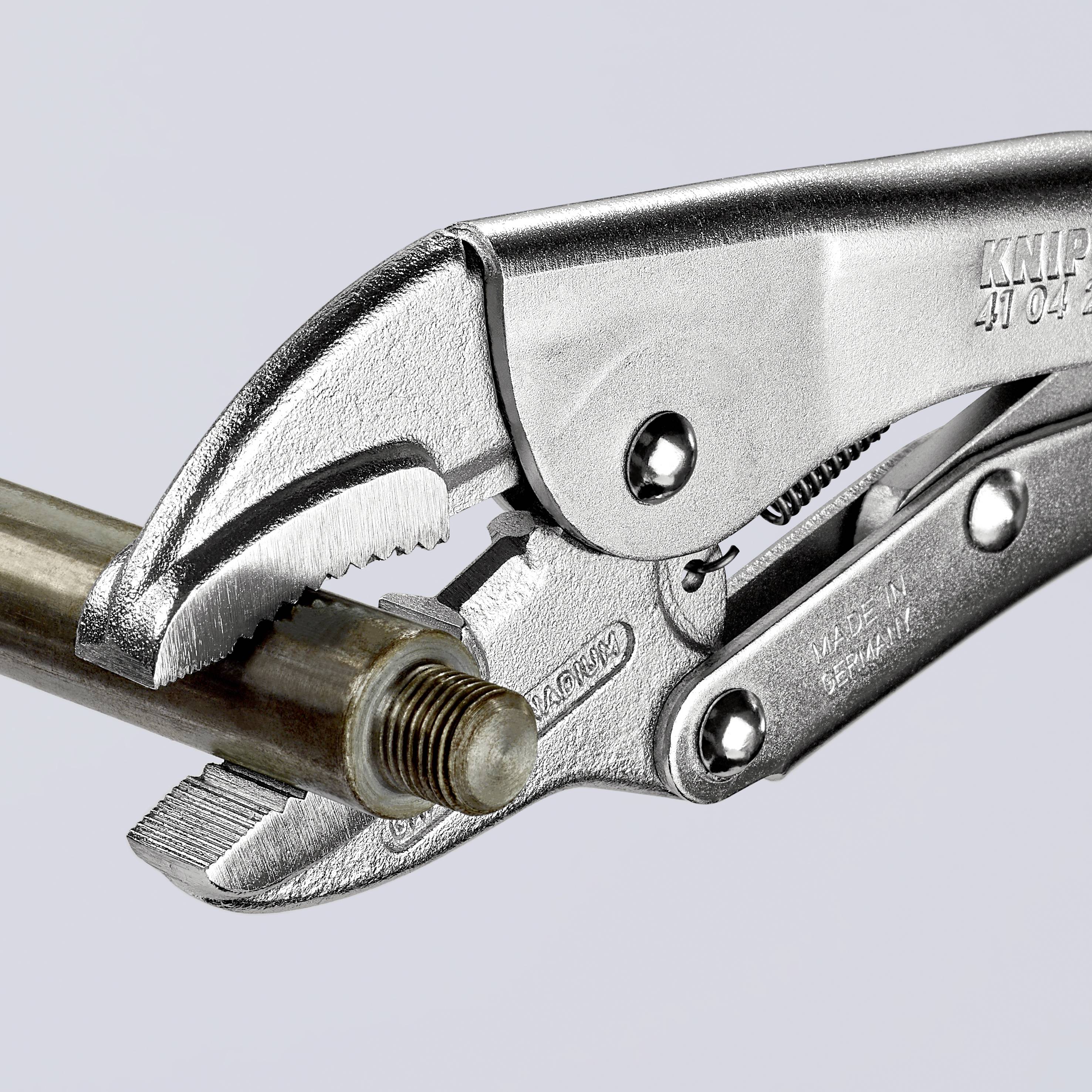 'Metalen tang houdt een pijp stevig vast.'