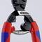Een Knipex-tang met rode en blauwe handgrepen. Hij is gemaakt van zwart metaal en heeft een robuust, snijdend hoofd.