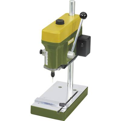 Geel-groene tafelboormachine op metalen standaard met hefboom en zwarte aan-/uitschakelaar, verticaal uitgelijnd voor nauwkeurig boren.