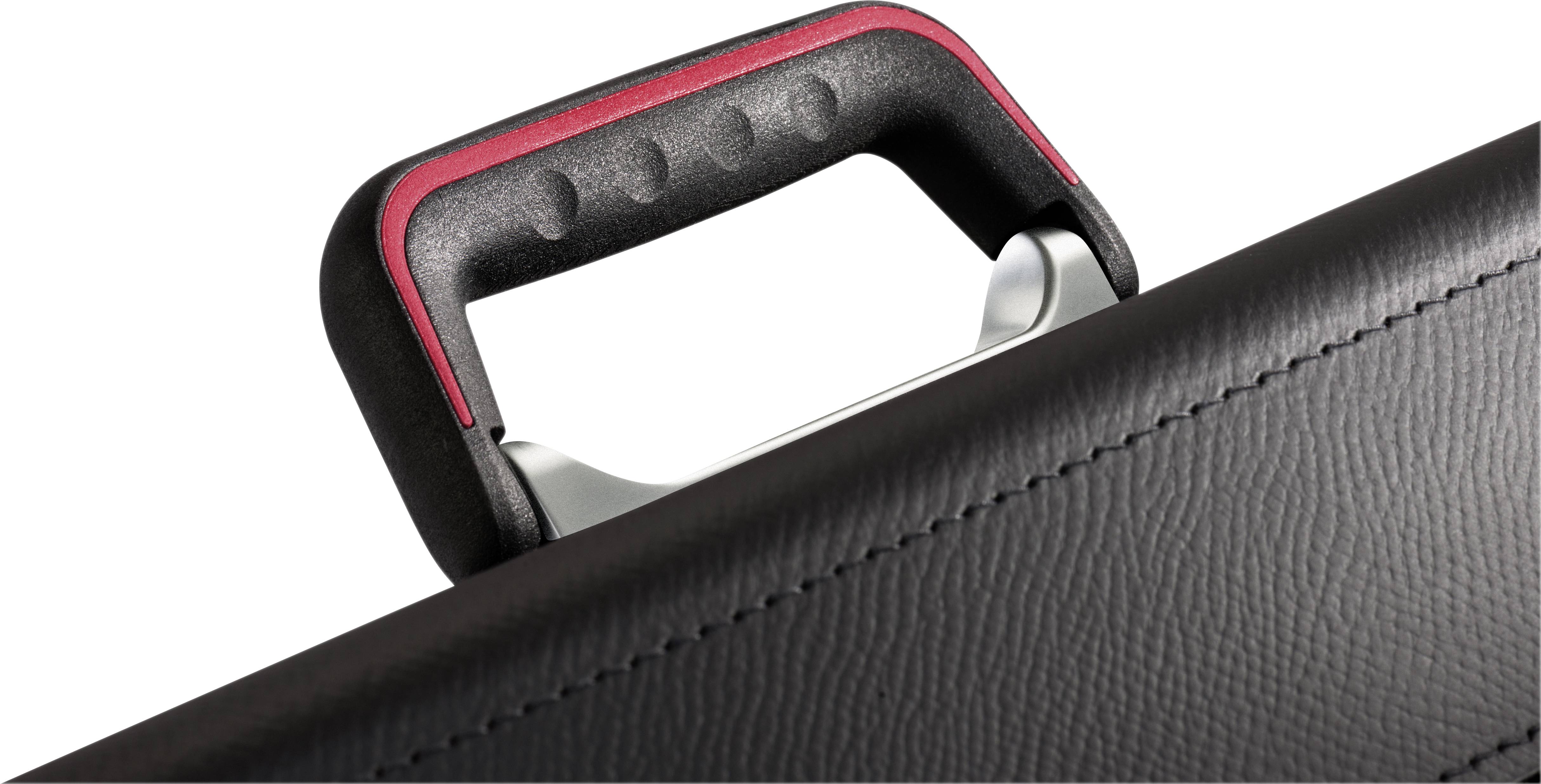 Een zwarte leren handgreep met een rode accent op een zitting. De handgreep heeft een gestructureerd oppervlak en is gevormd voor een betere grip.