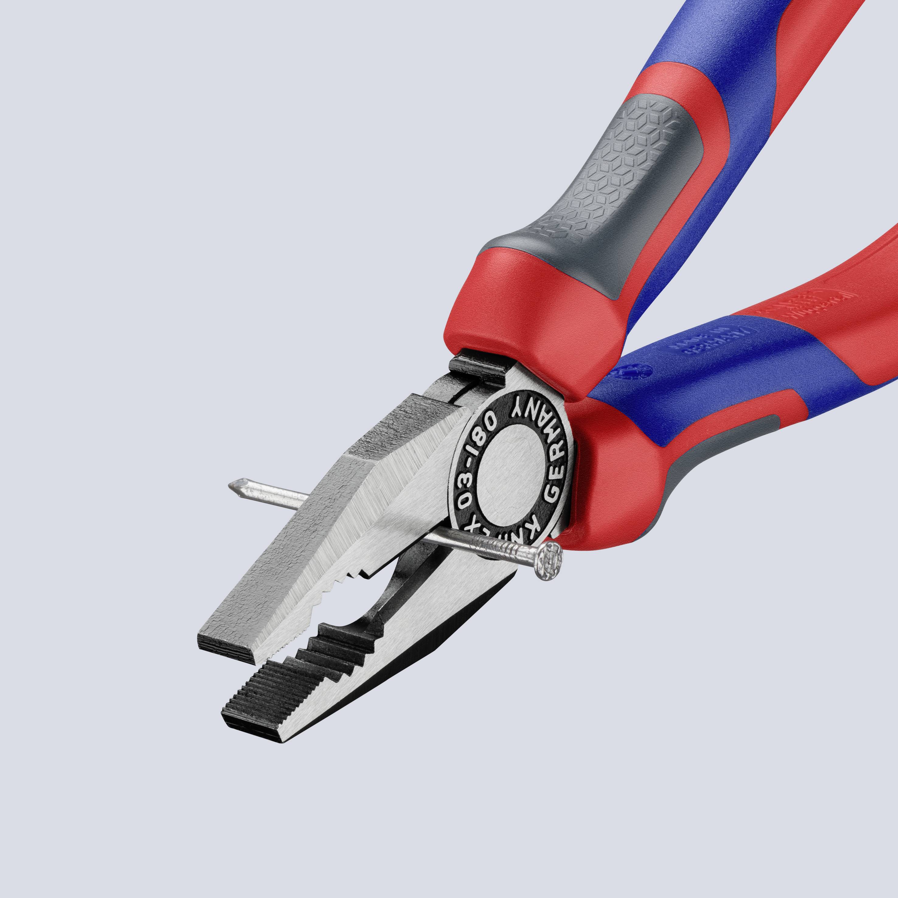 Rode en blauwe combinatietang met ergonomische handgrepen en getande punt, geschikt voor veelzijdige ambachtelijke toepassingen.