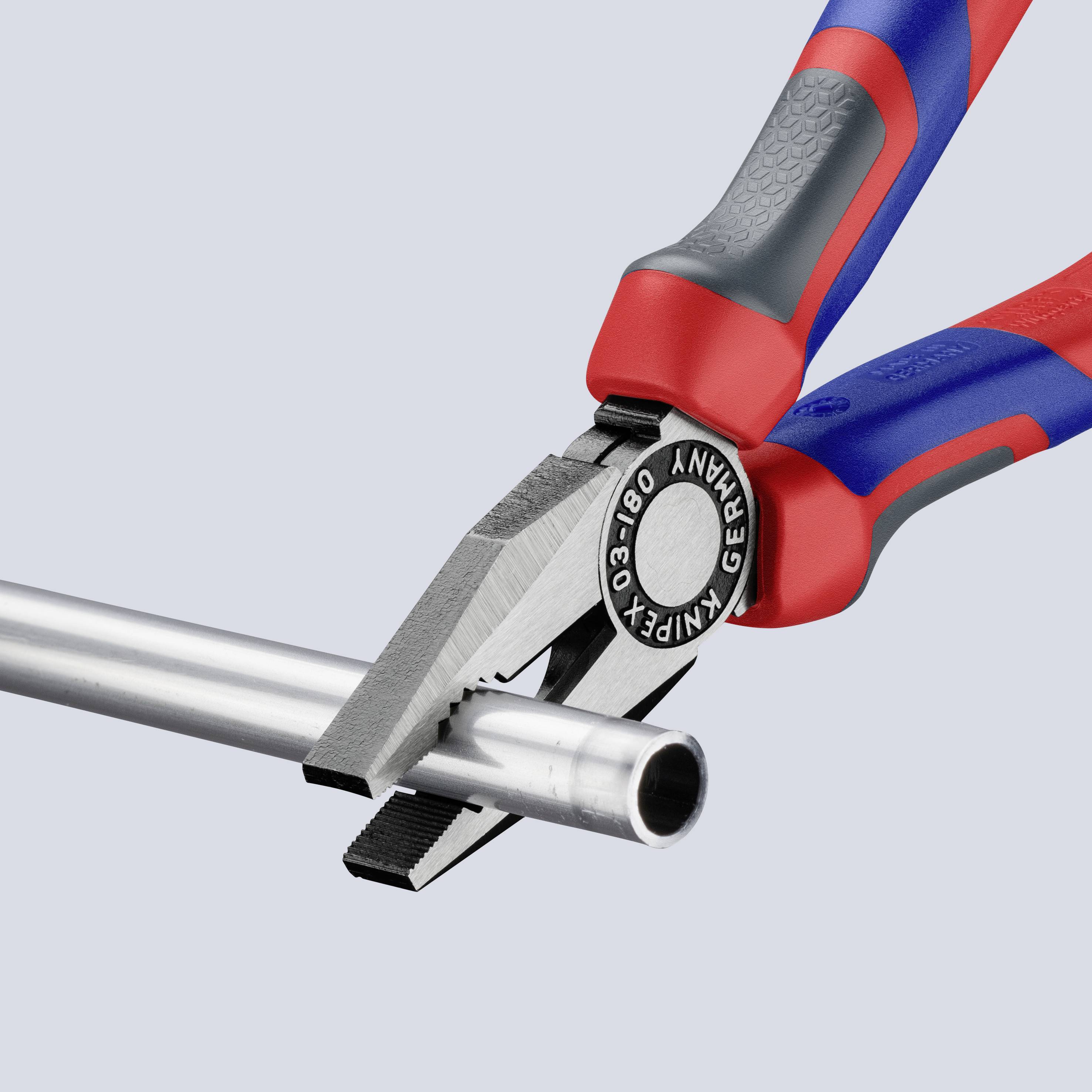 Tang met rode en blauwe handgreep houdt een zilveren buis stevig vast. Hij wordt gebruikt voor stabilisatiewerkzaamheden of voor het doorsnijden.